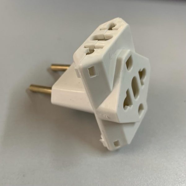 ADAPTADOR UNIVERSAL (NOVO/ANTIGO) 2P+T 3 ENTRADAS 10A/20A - BRANCO - IND. BRAS.